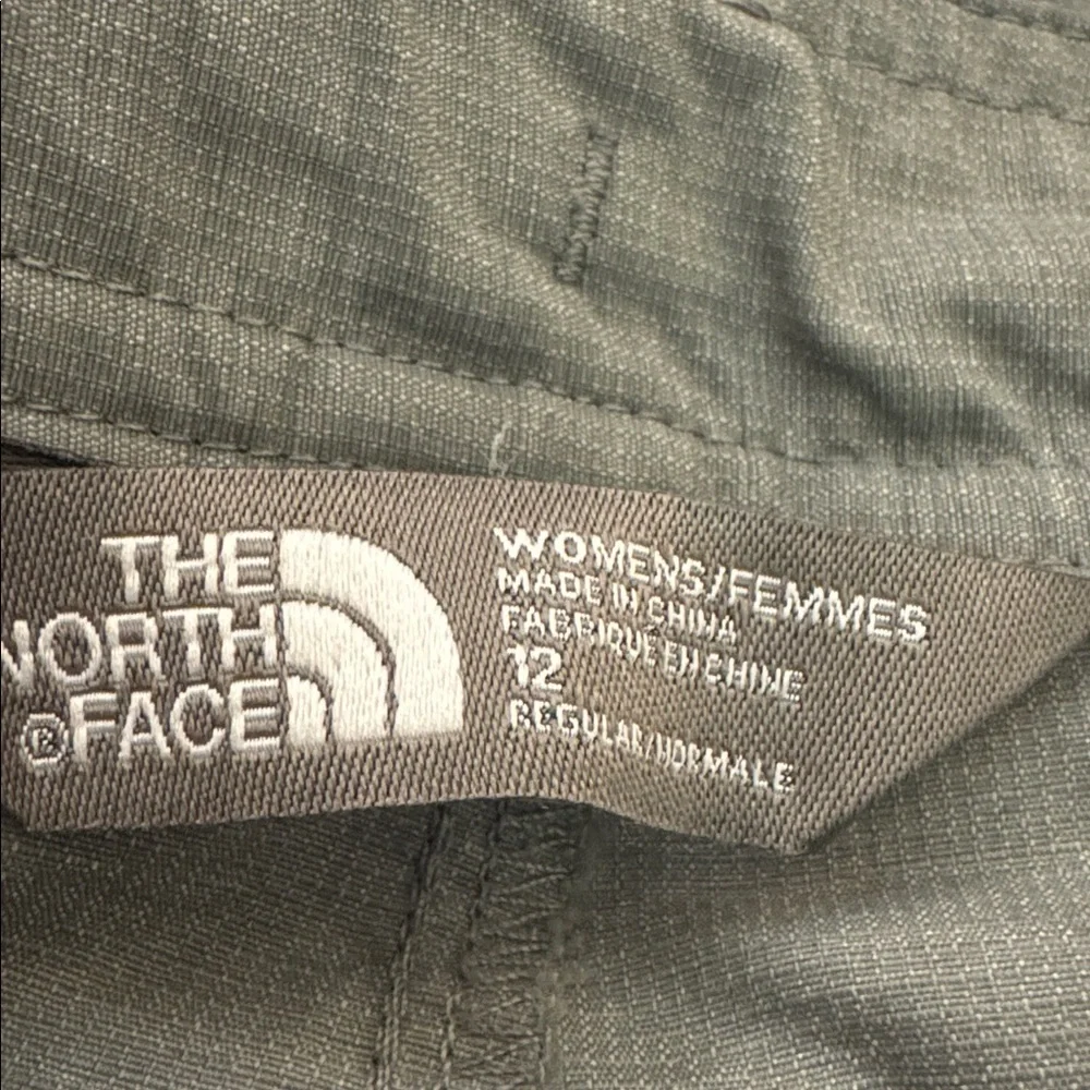 The North Face 100% Nylon Cargo Hiking Pants in a gray/sage color size 12